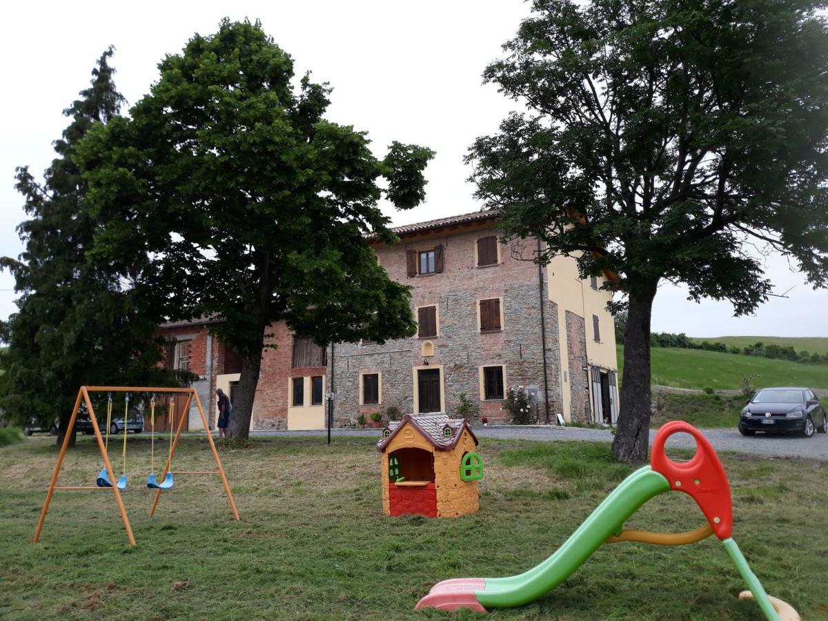 Agriturismo "Veritas" Bed & Wine Casaleggio Boiro Exterior photo